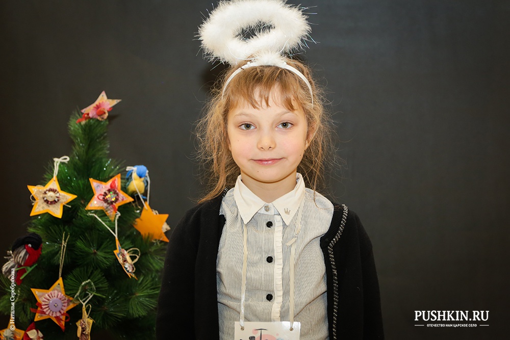 Алиса Пуслис<br />
Ученица царскосельской гимназии<br />
<br />
Я хочу пожелать всему Пушкину и всему Санкт-Петербургу веселых новогодних дней, и чтобы новогодние праздники прошли как можно лучше!