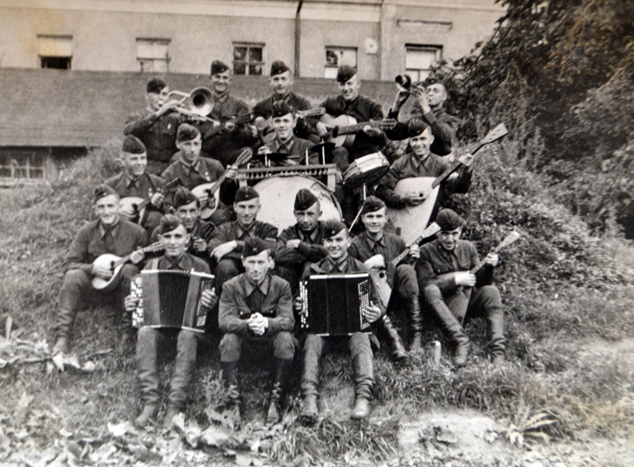 Сводный полковой оркестр, в верхнем ряду справа Скобинский Б.В. – труба с сурдиной. Конец 1940-х-нач. 50-х гг.