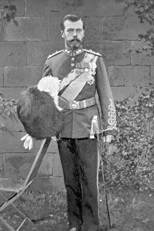Николай II в парадной форме полковника (1910 г.)