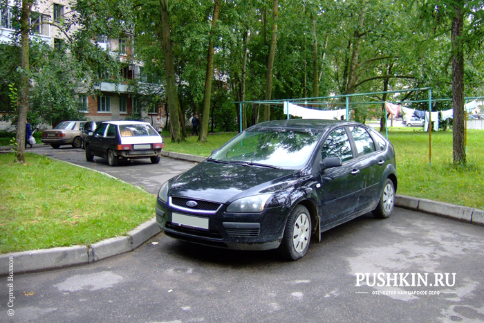 Парковка на тротуаре в городе Пушкин